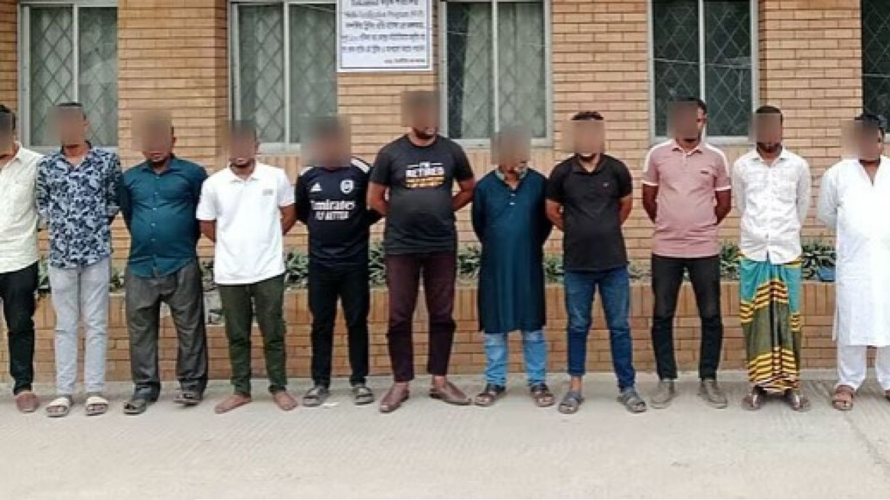 বিদেশে চাকরি ও পরীক্ষায় পাসের নামে ১০ লাখ টাকা নিত চক্রটি