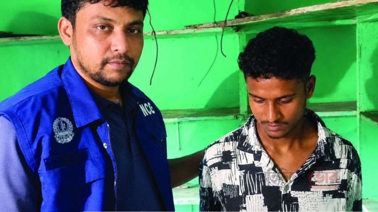 আইফোনের জন্য বন্ধুকে কুপিয়ে হত্যা,আটক ১